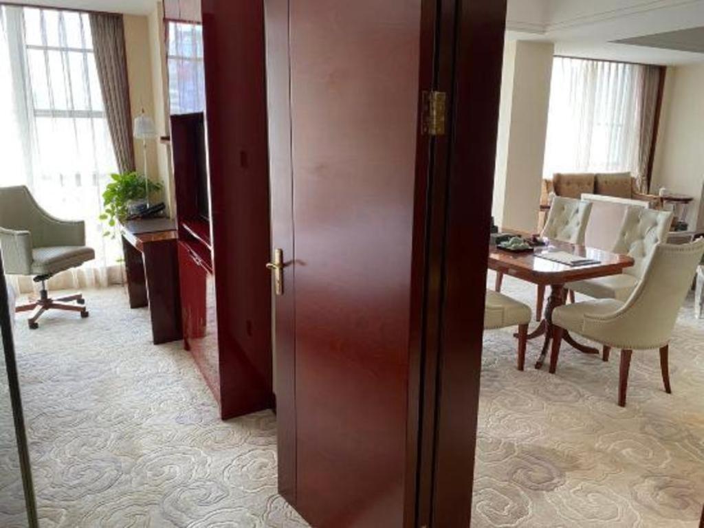 Jinan Silver Plaza Quancheng Hotel Bagian luar foto